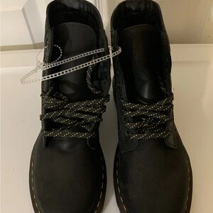 Dr. Martens mens sz 7M‎ Black Leather Boots with Yellow Stitching 1460 panel